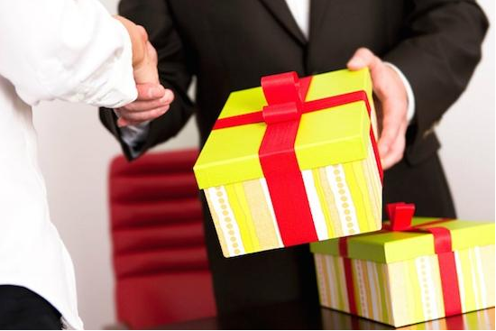 Quà tặng tết phù hợp với đối tượng mình muốn tặng