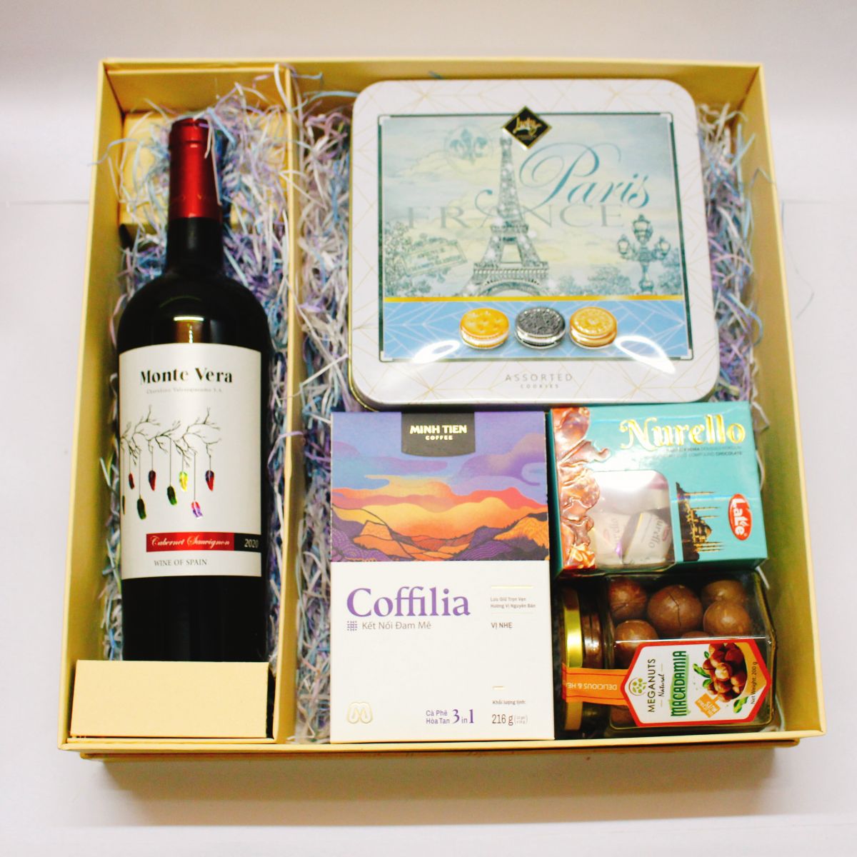 Bánh kẹo, đồ uống là thành phần giỏ quà tết thường gặp